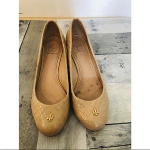 TORY BURCH Solid Beige Quilted Patent Leather Gold Heel Pumps Gold Logo -US 8.5